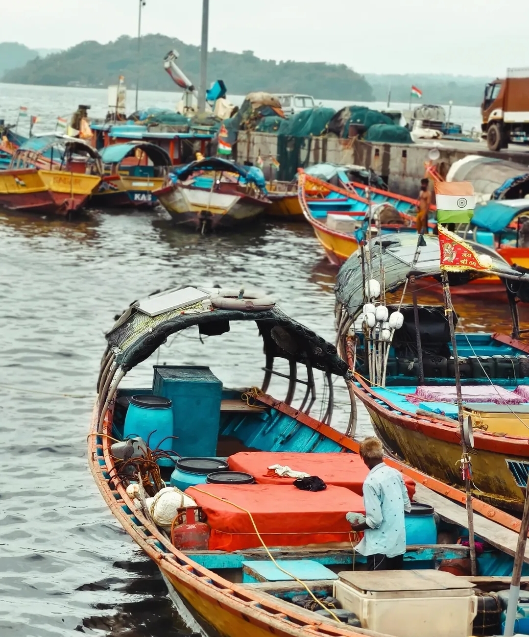 SVPMC Orders Intensive Shoreline Cleaning Drive at Prem Nagar, Directs Removal of Abandoned Boats and Structures