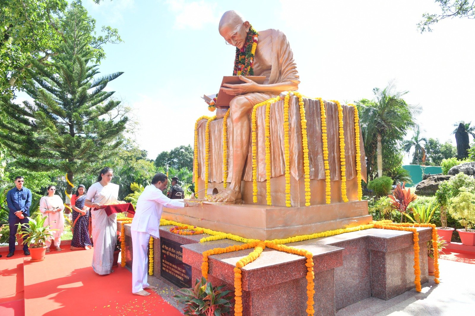 Hon’ble Lt. Governor, Dr. Dinesh Sharma pays tribute to Mahatma Gandhi and Lal Bahadur Shastri on their Birth Anniversaries