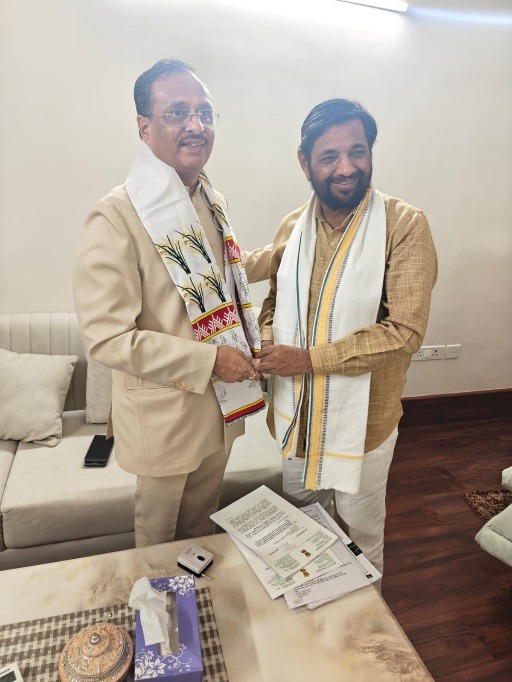 Lt. Governor Dinesh Sharma Meets Former Union Minister, Education Officials in Delhi